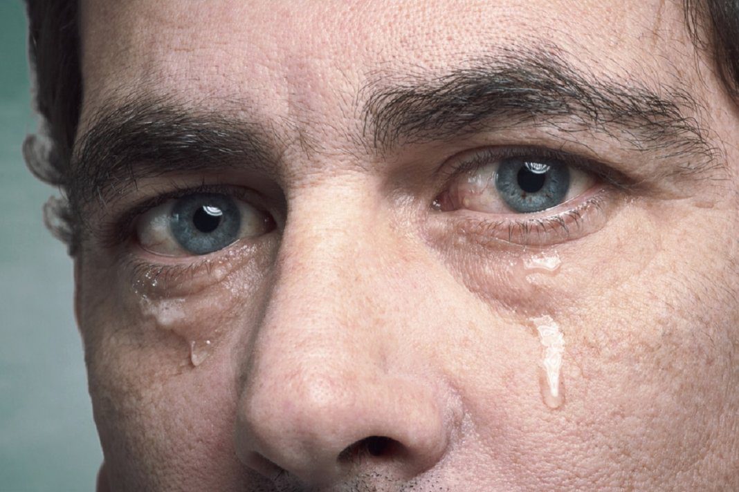 Aqueles que choram vendo filmes são psicologicamente mais fortes