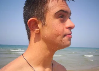 Adolescente com síndrome de Down salva a vida a duas meninas