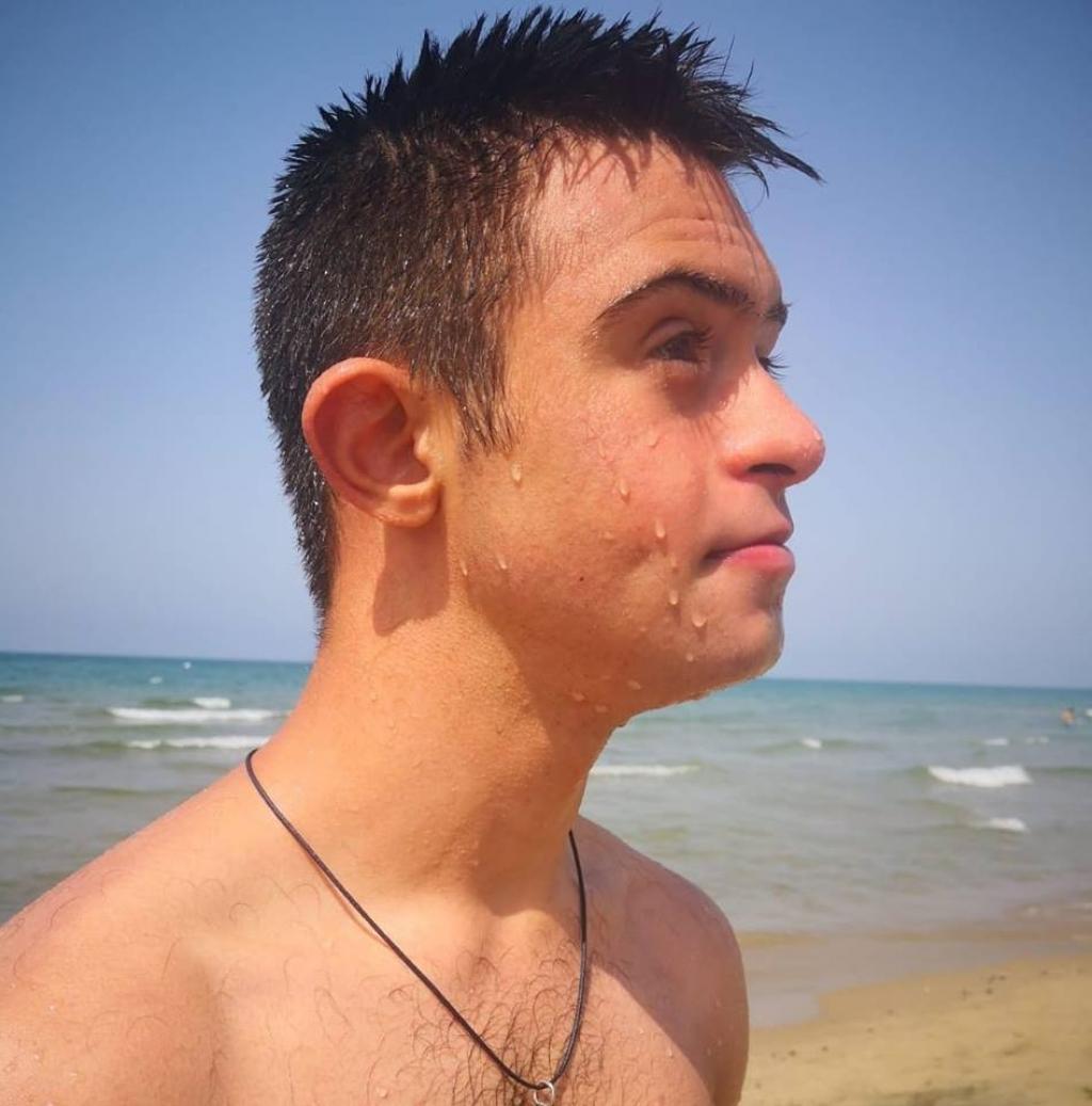 Adolescente com síndrome de Down salva a vida a duas meninas