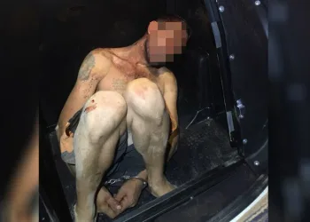 Homem linchado após estupro deu oito facadas em enteada