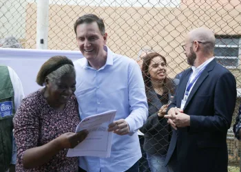 Crivella entrega 400 documentos de propriedade a moradores da Zona Oeste
