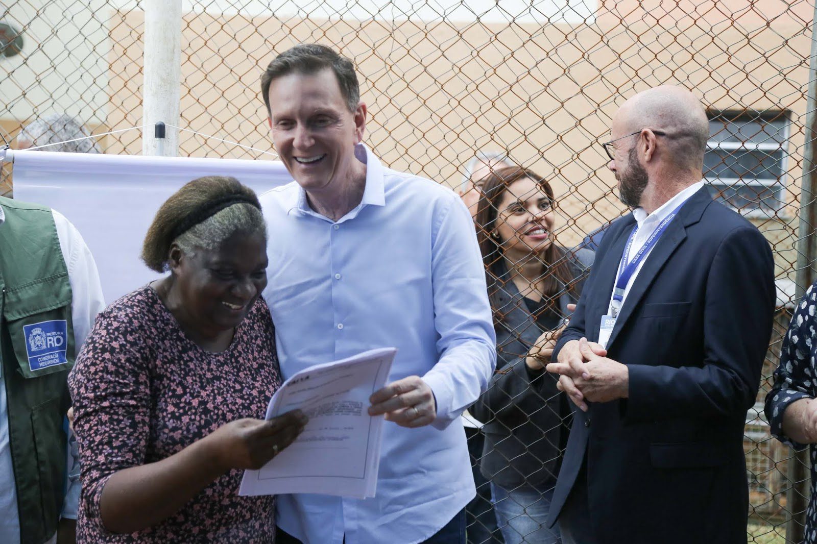 Crivella entrega 400 documentos de propriedade a moradores da Zona Oeste