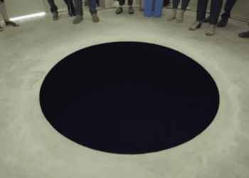 Homem cai em fosso de obra de arte que parecia uma pintura no chão