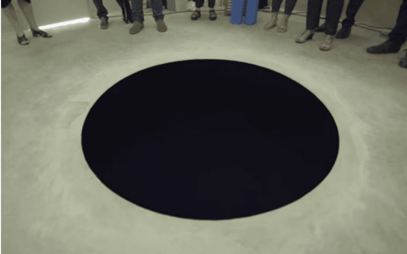 Homem cai em fosso de obra de arte que parecia uma pintura no chão