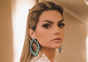 Kelly Key posa de biquíni e deixa escapar tatuagem em região íntima