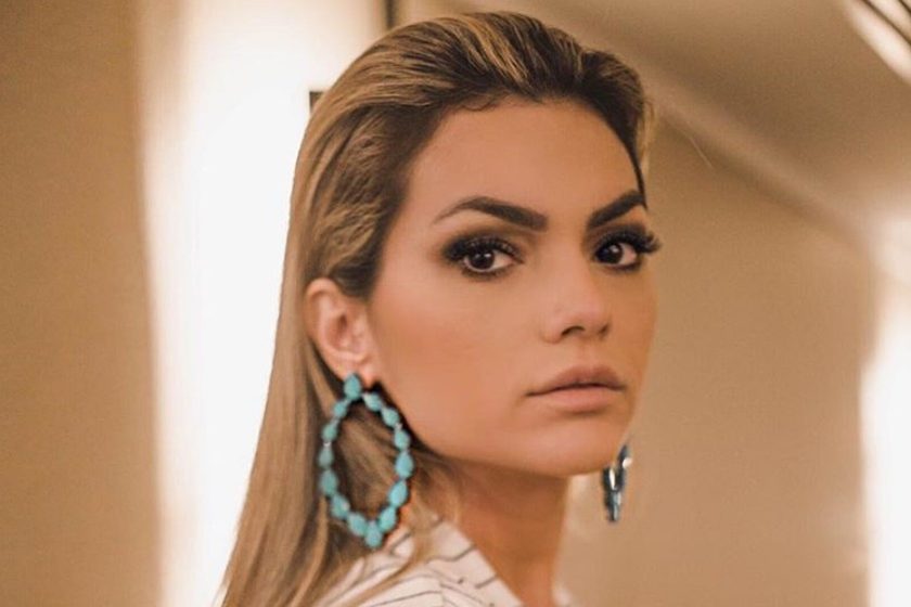 Kelly Key posa de biquíni e deixa escapar tatuagem em região íntima