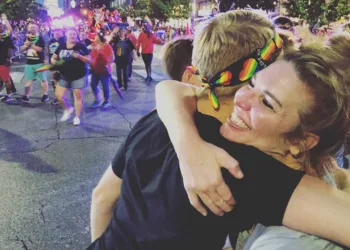 Igreja organiza “abraços de mãe” para gays rejeitados pela família