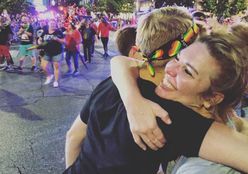 Igreja organiza “abraços de mãe” para gays rejeitados pela família