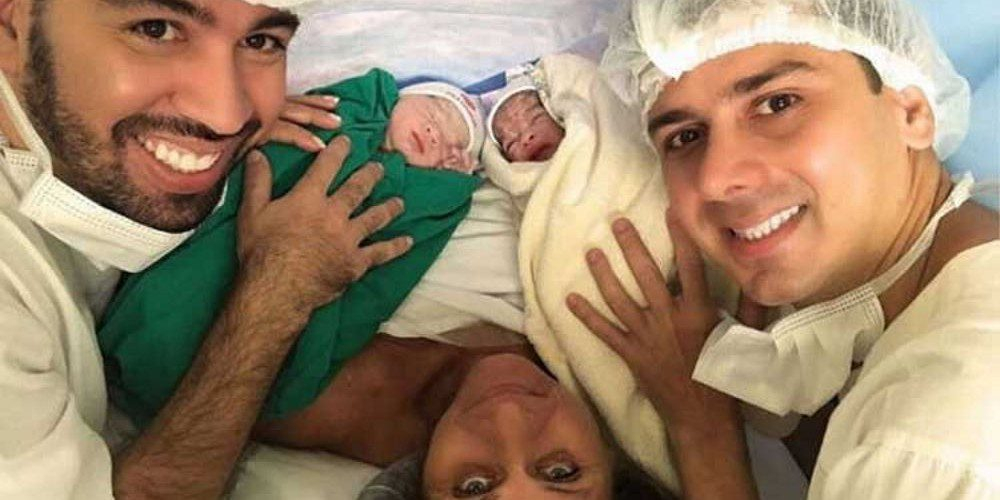 Avó dá à luz as próprias netas para realizar sonho do filho de ser pai ao lado do marido no RJ