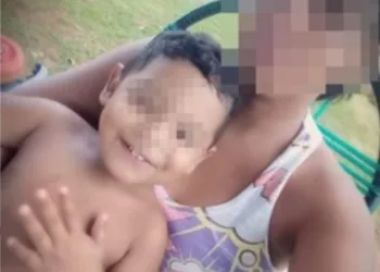 Criança de dois anos morre ao cair em cima de copo quebrado e ter o tórax perfurado