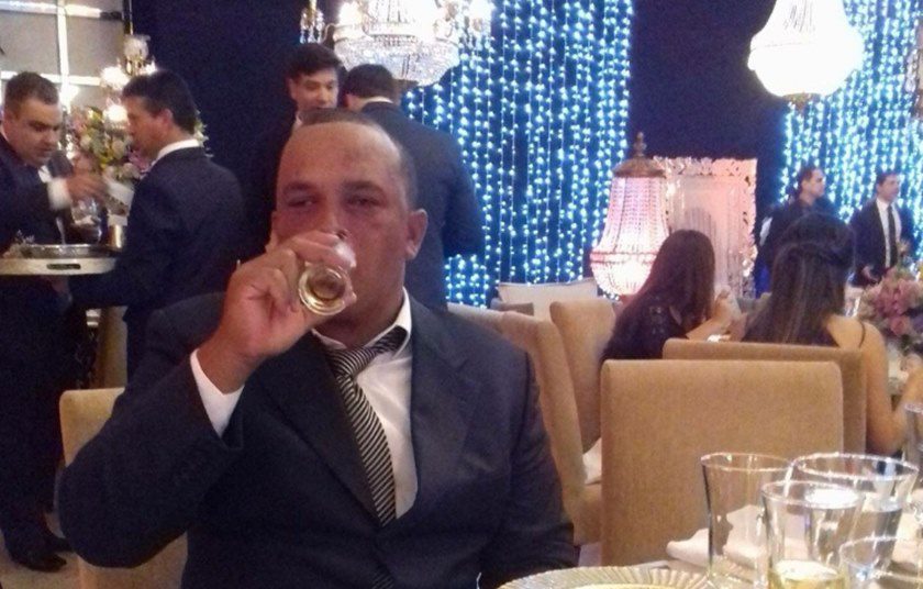 homem mata companheira com 20 facadas na frente da filha e foge