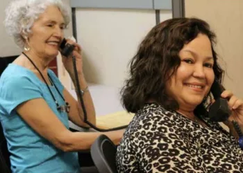 Voluntários cuidam de idosos que vivem tristes, na solidão