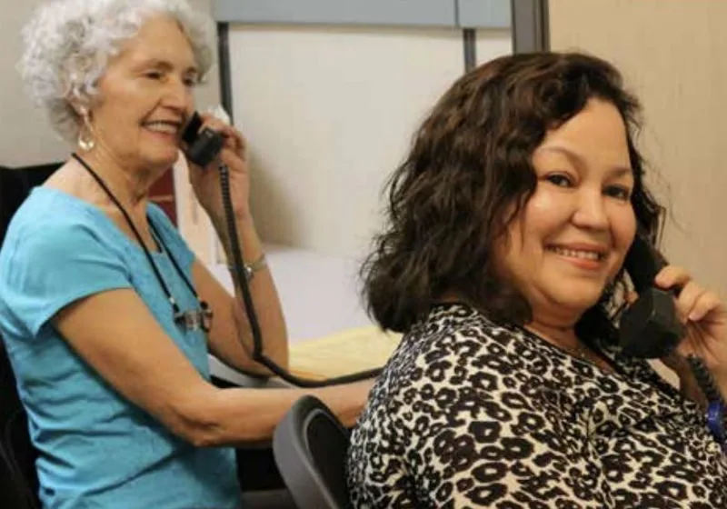 Voluntários cuidam de idosos que vivem tristes, na solidão