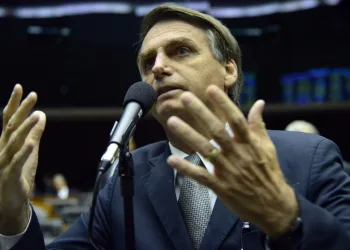 Apoio a Bolsonaro é maior entre homens e adesão sobe com renda e escolaridade