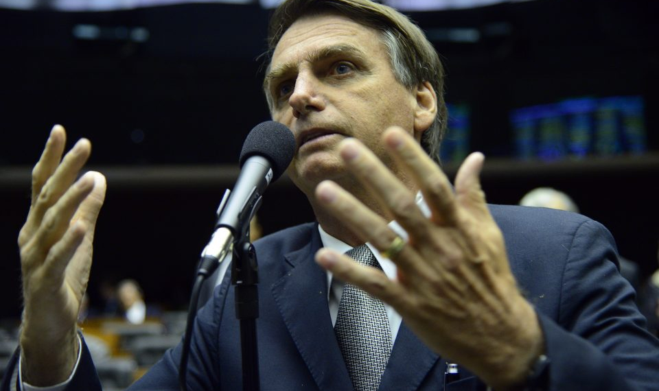 Apoio a Bolsonaro é maior entre homens e adesão sobe com renda e escolaridade