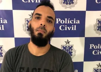 Homem é preso após ser flagrado se masturbando ao olhar adolescentes