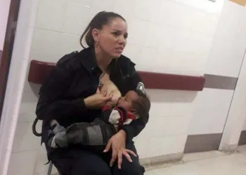 Policial amamenta bebê faminto separado da mãe pela justiça