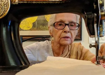 Vovó de 89 anos faz bolsas, cria site e é sucesso na web