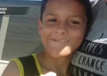 Menino de 9 anos comete suicídio após contar a colegas de escola que era gay