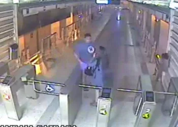 Vídeo mostra momento em que jovem é esfaqueada em estação do BRT no RJ