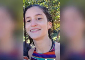 Desesperada, mãe busca pistas de adolescente que fugiu de casa em Bairro na Zona Oeste!!