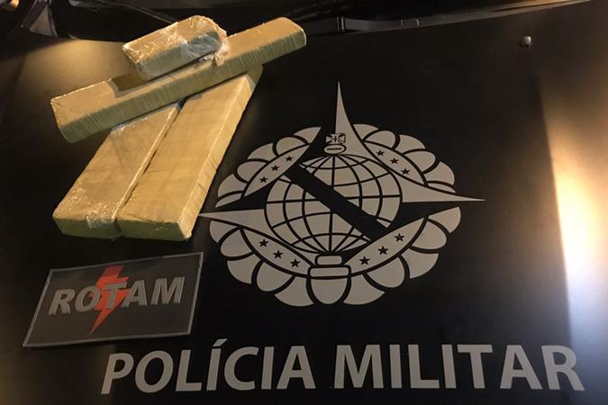 O motoqueiro carregava no baú do veículo três quilos de droga(foto: PMDF/Divulgaçăo)