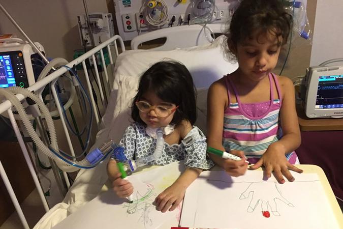 Rafa e a irmă Manu, no hospital(foto: Arquivo Pessoal)