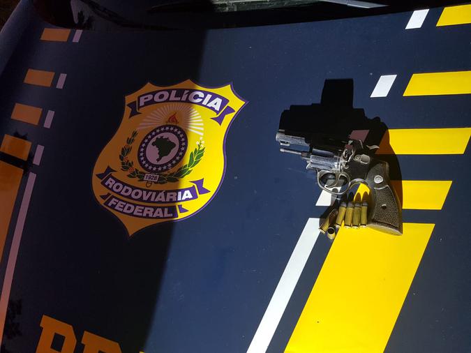 Arma encontrada no carro do condutor. Seis balas também foram localizadas(foto: PRF / Divulgaçăo)