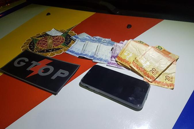 A polícia conseguiu recuperar dinheiro e o celular da vítima de roubo(foto: PMDF/Divulgaçăo)