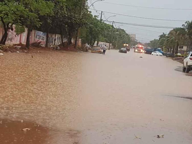 A Rua 10, em Vicente Pires, ficou alagada após o temporal, e carros ficam atolados(foto: Francisco José de Carvalho/Arquivo pessoal)