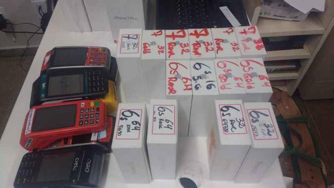 Quadrilha desarticulada. Polícia Civil apreendeu aparelhos celulares na casa de dono de loja na Feira dos Importados(foto: Thiago Melo/Esp. CB/D.A Press)