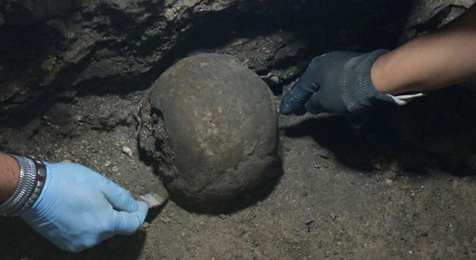 Também foram encontradas 200 roupas, 144 identificaçőes pessoais e diversos artigos(foto: Reuters )