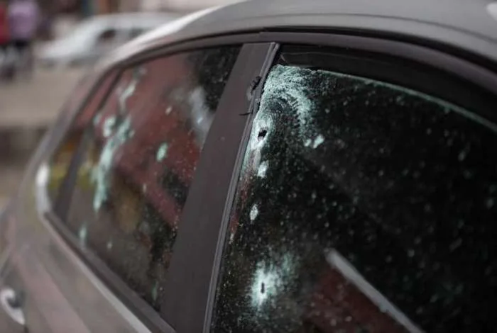 Tiroteio deixa dois PMs feridos e interdita Avenida Brasil( fotos)