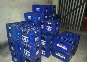 Policial militar é preso com 719 garrafas de cerveja roubadas de caminhão