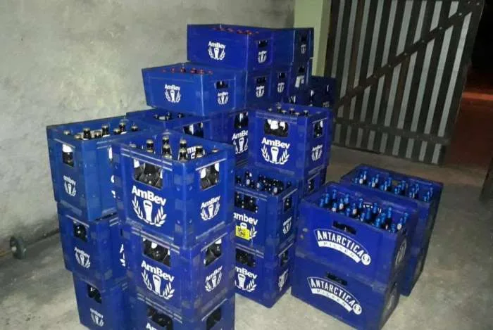 Policial militar é preso com 719 garrafas de cerveja roubadas de caminhão