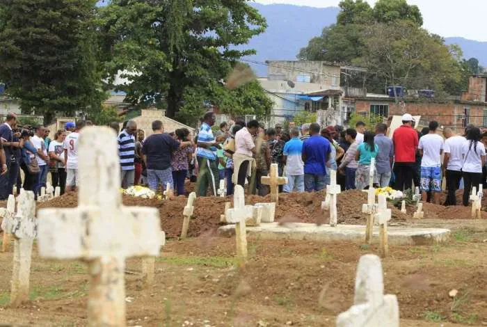 Idosa e netos atropelados são enterrados neste sábado
