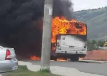 ÔNIBUS É INCENDIADO EM COMUNIDADE DE SANTA CRUZ!!!