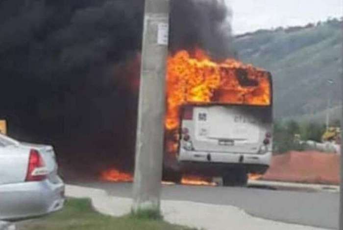 ÔNIBUS É INCENDIADO EM COMUNIDADE DE SANTA CRUZ!!!