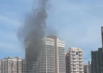 Incêndio atinge prédio comercial na Barra da Tijuca