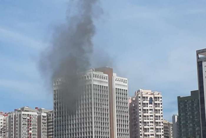 Incêndio atinge prédio comercial na Barra da Tijuca