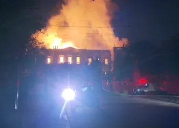Que triste!! Incêndio atinge Museu Nacional na Quinta da Boa Vista no RJ!!