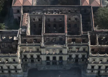 Incêndio destruiu 90% do acervo de museu; reconstrução do prédio custará R$ 15 milhões