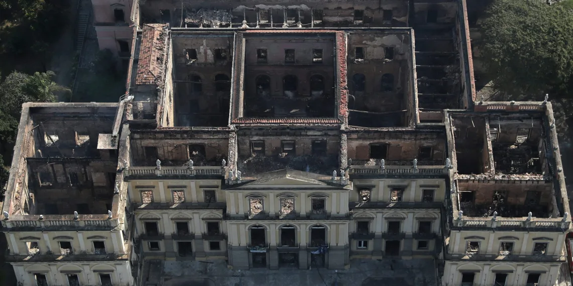 Defesa Civil vê risco de desabamento e mantém Museu Nacional interditado
