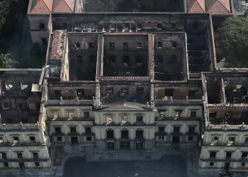 Defesa Civil vê risco de desabamento e mantém Museu Nacional interditado