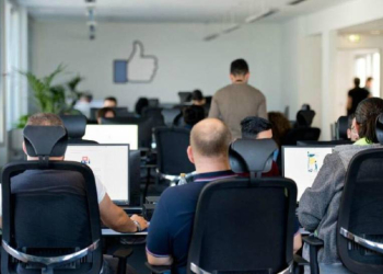 Ex-moderadora processa Facebook dizendo que emprego a deixou traumatizada