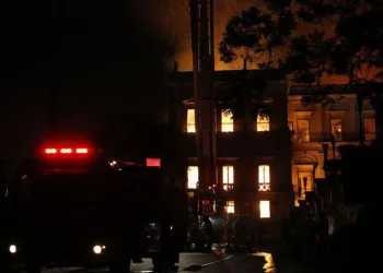 Prédio do Museu Nacional não corre risco de desabar, segundo os Bombeiros