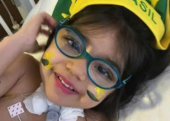 Sem diagnóstico, família de menina de 4 anos busca tratamento em SP
