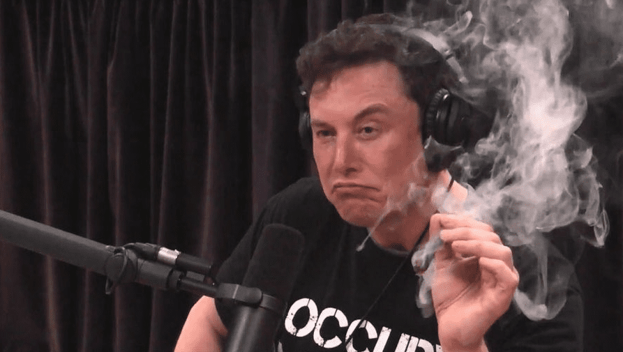 Ações da Tesla caem após Elon Musk aparecer fumando maconha