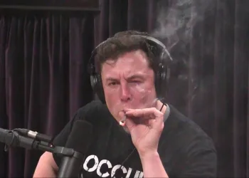 Elon Musk fuma maconha em entrevista e faz ações da Tesla caírem