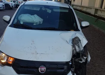 Homem foge da polícia, bate carro clonado e acaba preso